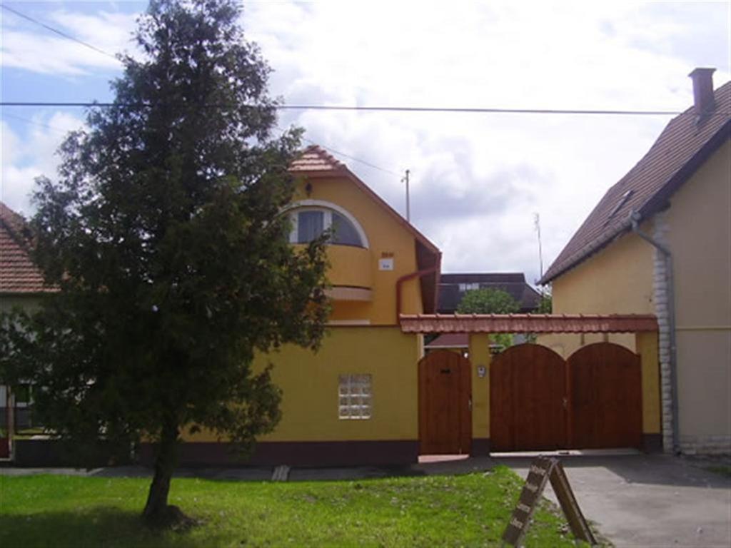 Andrea Apartman Hajduszoboszlo Luaran gambar